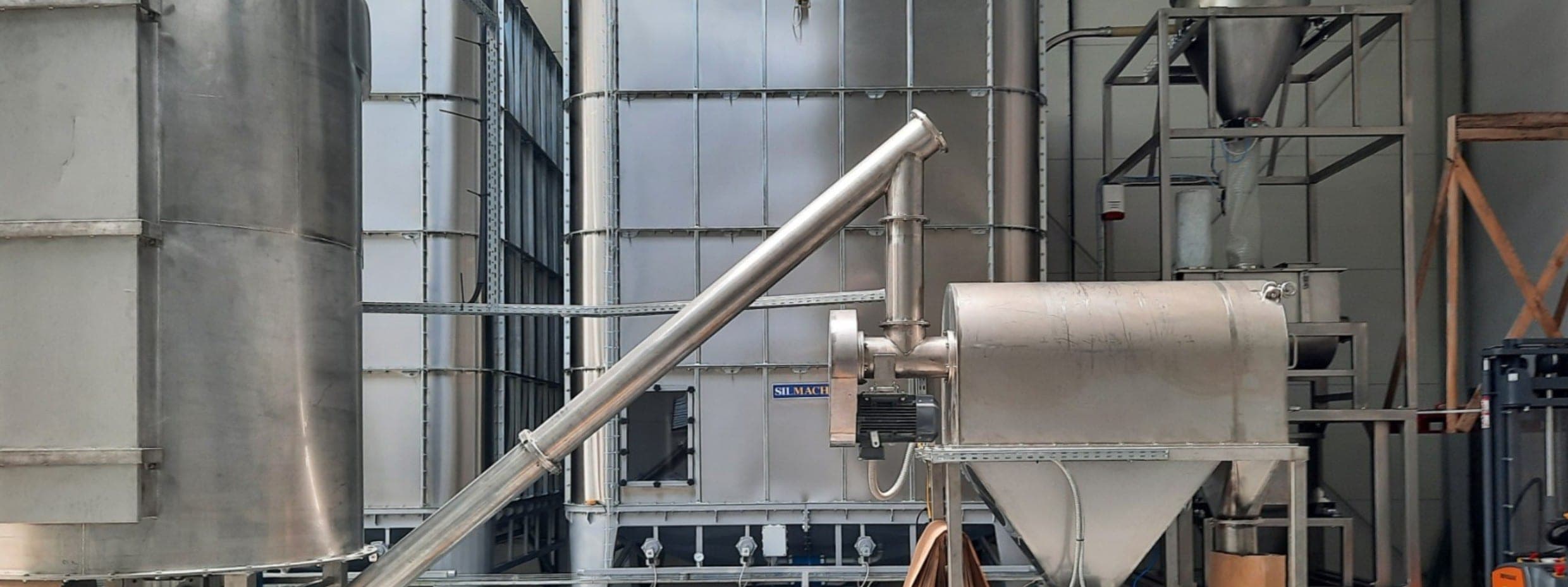 Instalacja SILMACH na hali – silosy, przenośnik spiralny i zbiorniki
